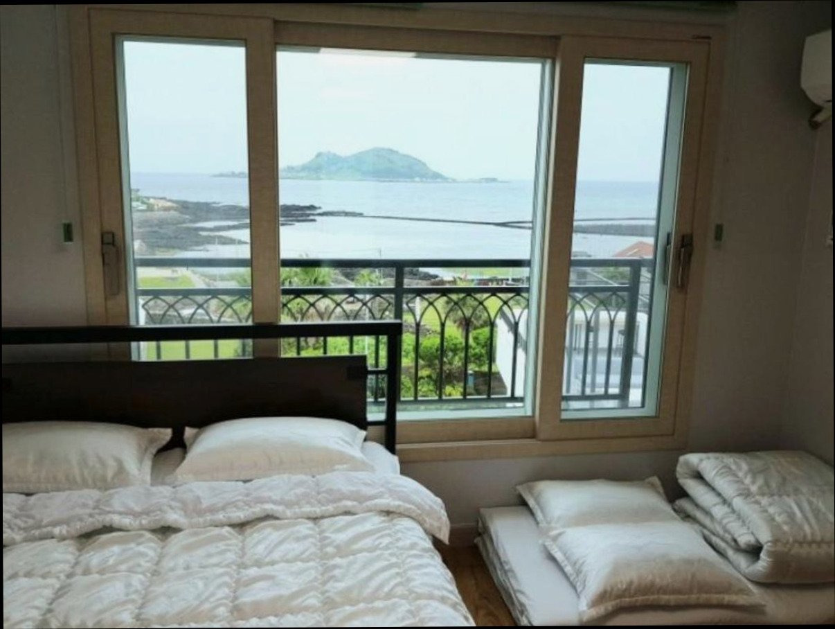 (이미지설명: 제주 장수곳 펜션 - 객실 안내사진)