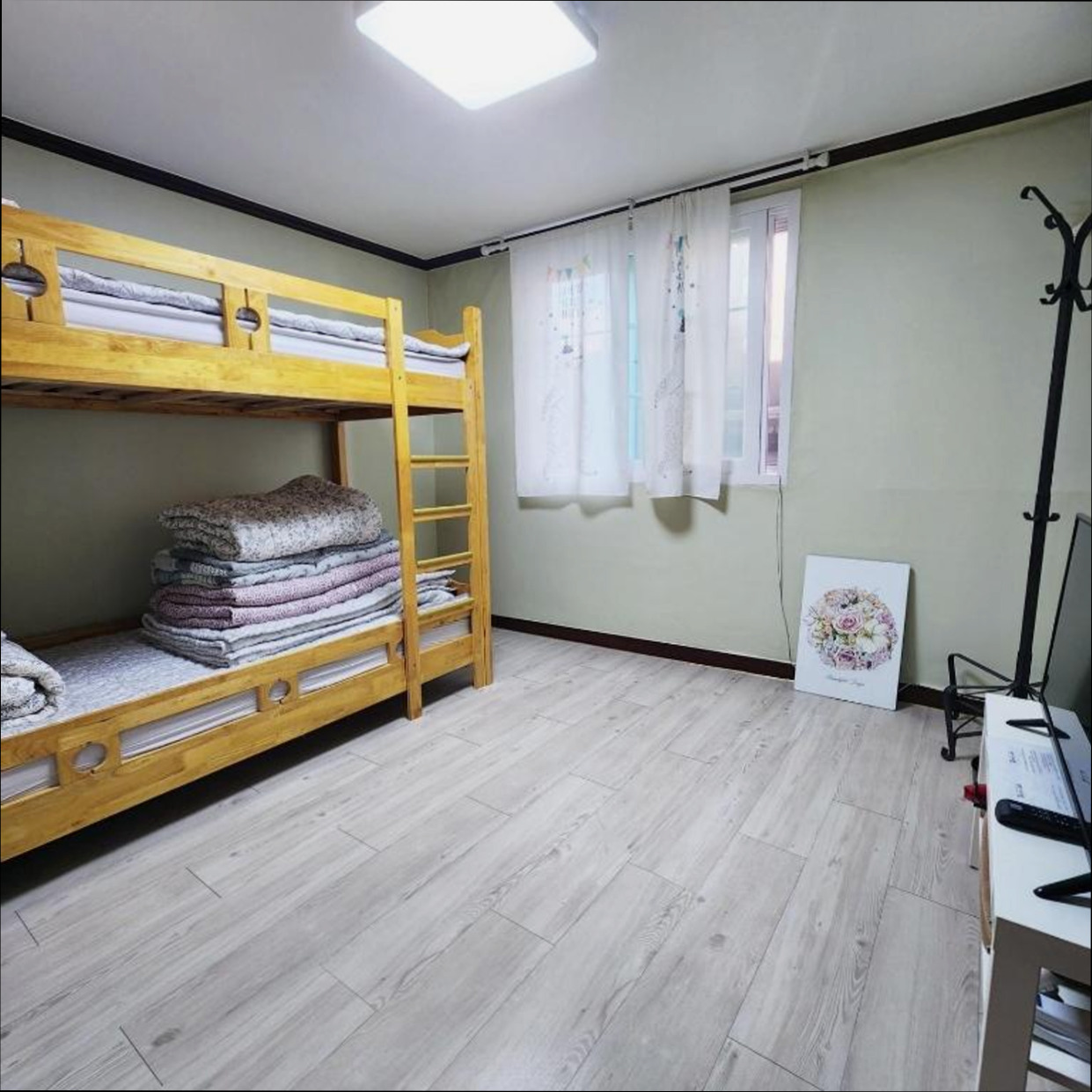 (이미지설명: 전주 한옥 마을 여별 게스트하우스 - 객실 안내사진)