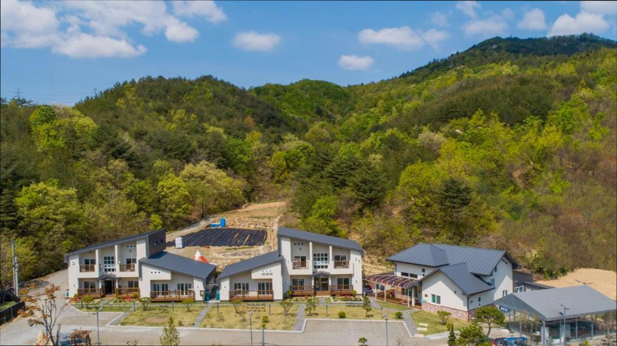 (이미지설명: 삼척 용화실크로드펜션 - 전경 안내사진)