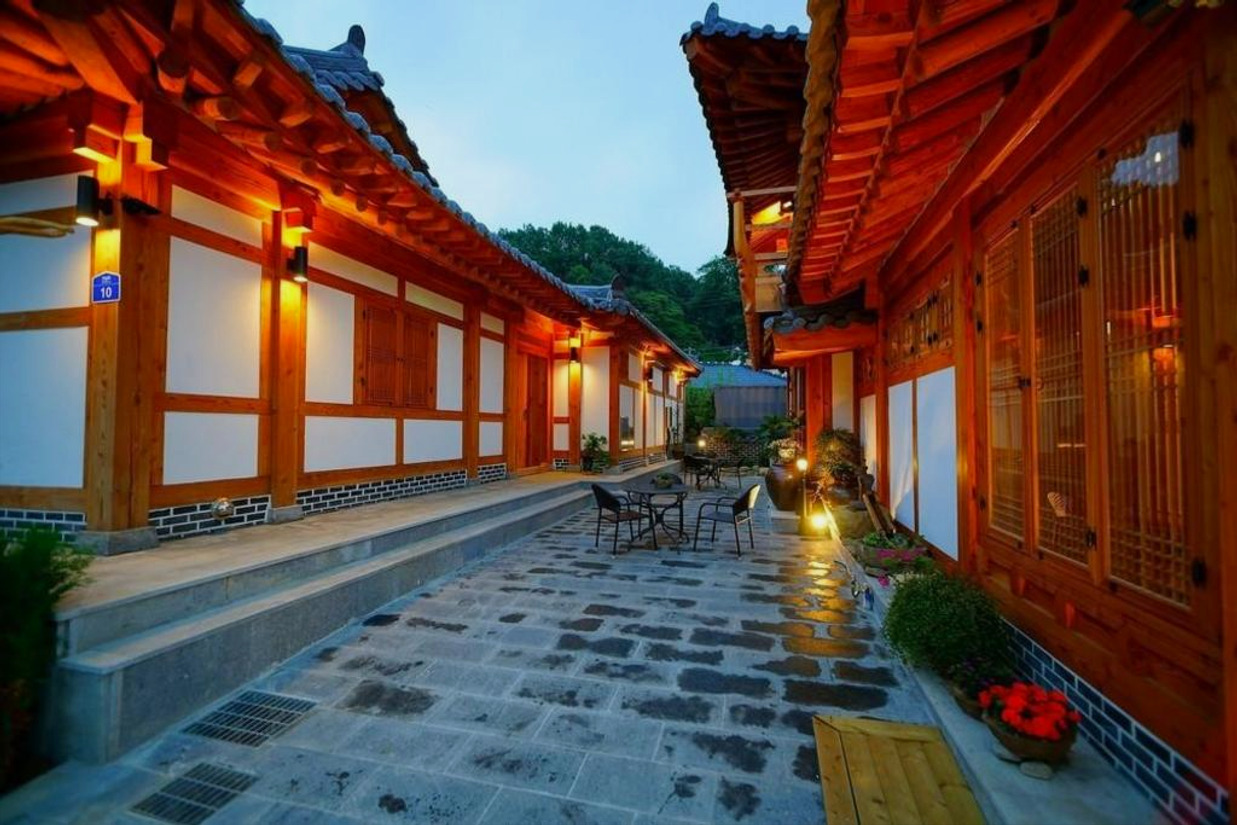 (이미지설명: Iga Hanok-Awarded Architectural Culture Award - 편의시설 및 서비스 안내사진)