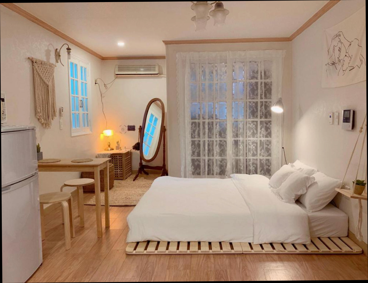 (이미지설명: 홍대의 스튜디오 아파트먼트 (25m², 프라이빗 욕실 1개) - 편의시설 및 서비스 안내사진)