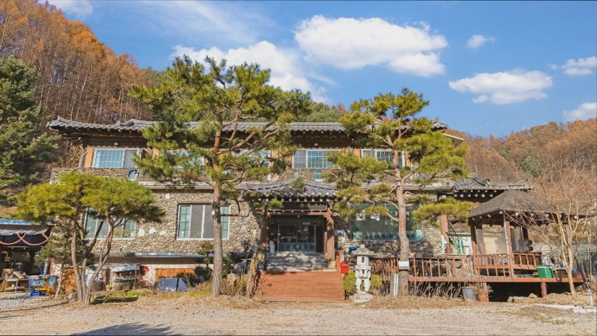 (이미지설명: 가평 돌궁펜션앤캠핑장 - 객실 안내사진)