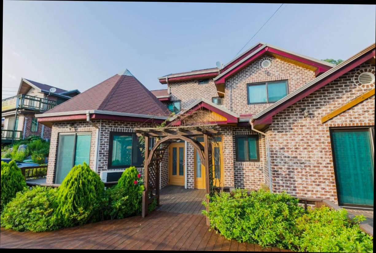 (이미지설명: 가평 해뜨는숲속 펜션 - 객실 상세 리뷰: 아늑함이 뚝뚝 떨어지는 공간 🏠 안내사진)