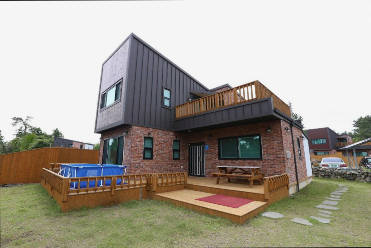 (이미지설명: 서귀포의 프라이빗 하우스 (85m², 침실 3개, 프라이빗 욕실 2개) - 주변 관광지 안내사진)
