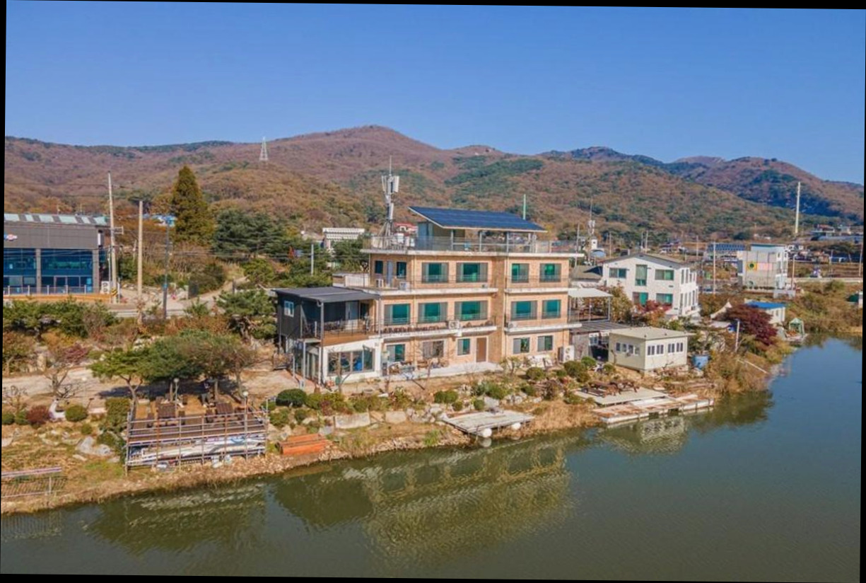 (이미지설명: 강가에 펜션 - 예약 꿀팁 안내사진)