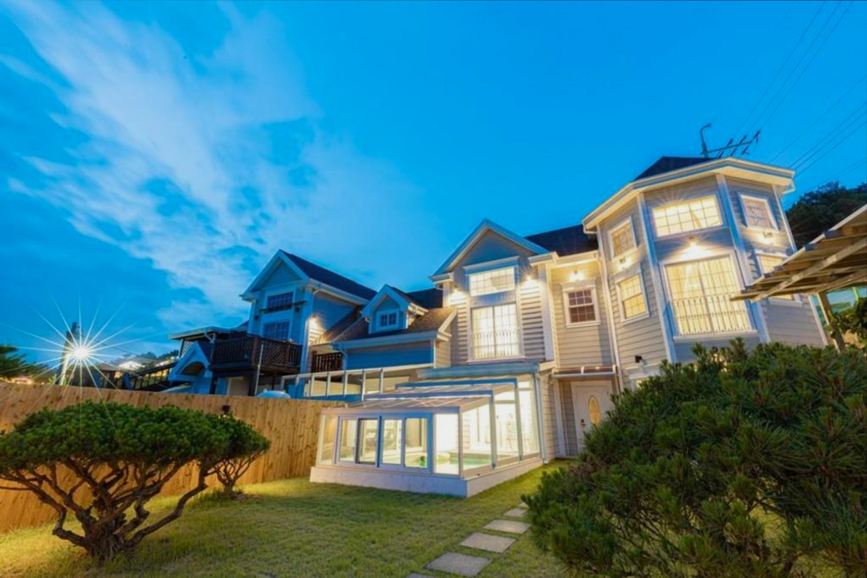 (이미지설명: Gyeongju Sky Lake Pool Villa - 객실 안내사진)