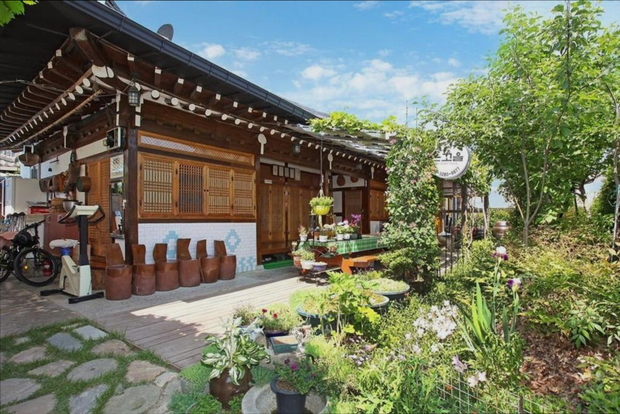(이미지설명: 전주 온고을 한옥 스테이 - 객실 상세 리뷰: 아늑함과 편리함이 공존하는 공간 🛌 안내사진)