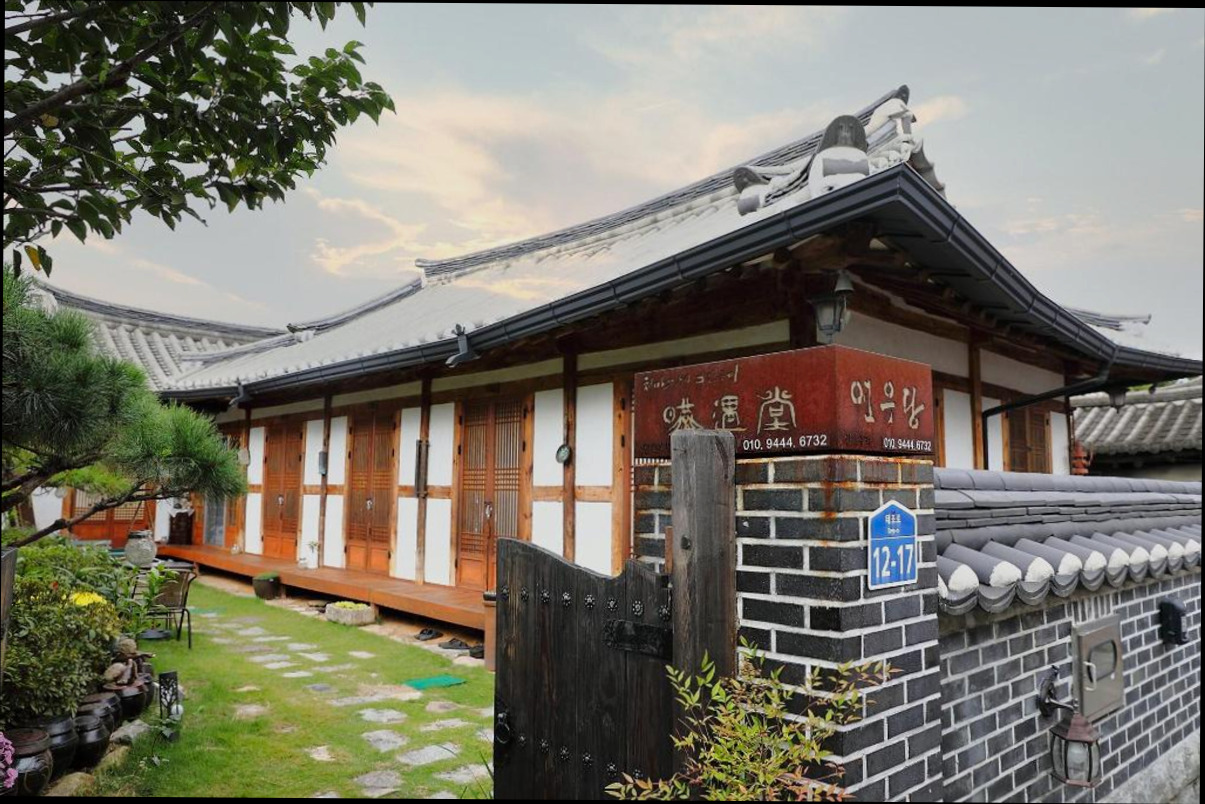 (이미지설명: 전주 한옥마을 연우당 - 호텔 둘러보기 안내사진)
