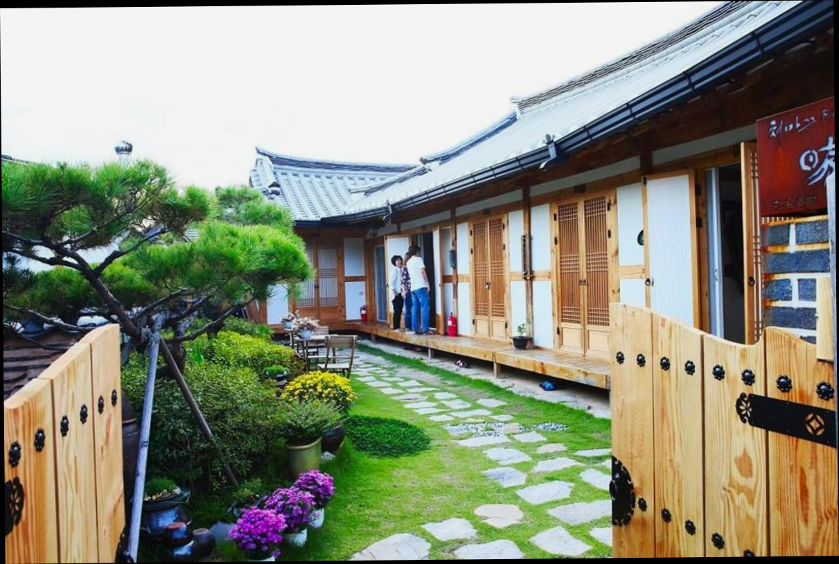 (이미지설명: 전주 한옥마을 연우당 - 전경 안내사진)