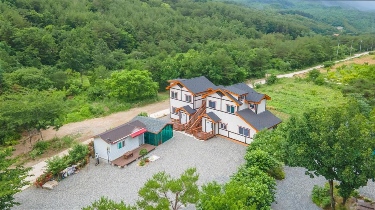 (이미지설명: 삼척 엘로이펜션 (Samcheok Elroi Pension) - 갤러리 안내사진)